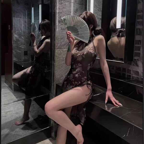 Vintage-inspired lace backless dress with floral patterns, perfect for plus-size wearers seeking elegance and allure. ideal f...