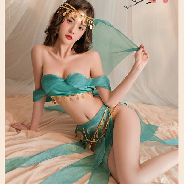 Vintage -inspired green silk belly dance costume with flowing fabric and gold accents, perfect for cosplay and performance.